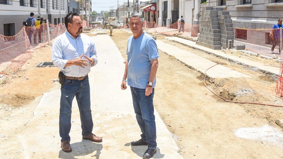 Supervisa Alcalde obra de conversión vial en la zona centro de Tampico