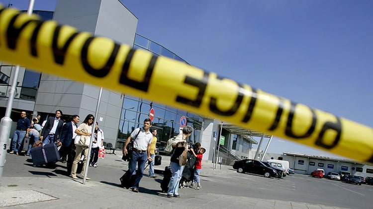 Evacúan aeropuerto de Bulgaria por amenaza de bomba