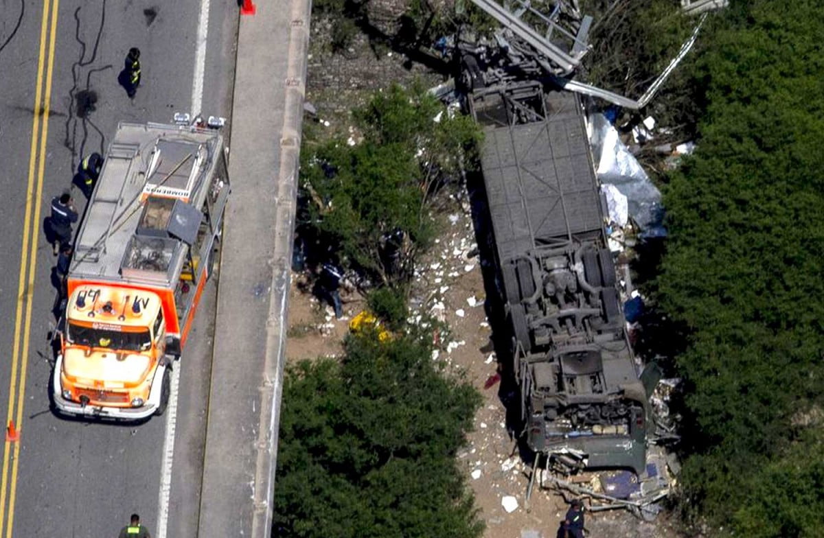 Suman 43 muertos por caída de autobús