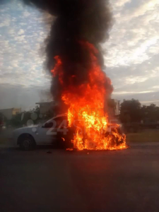 carro en llamas