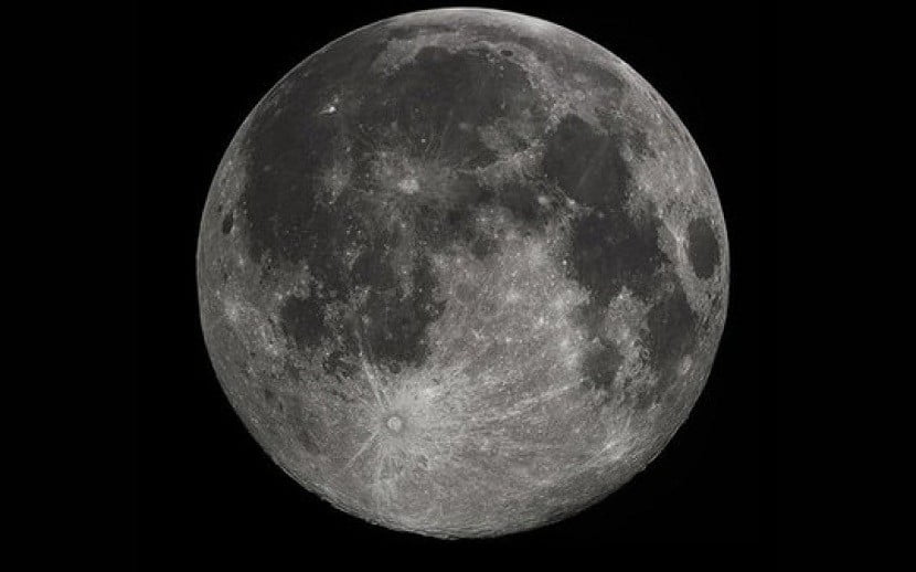 Noche buena con luna llena y asteroide