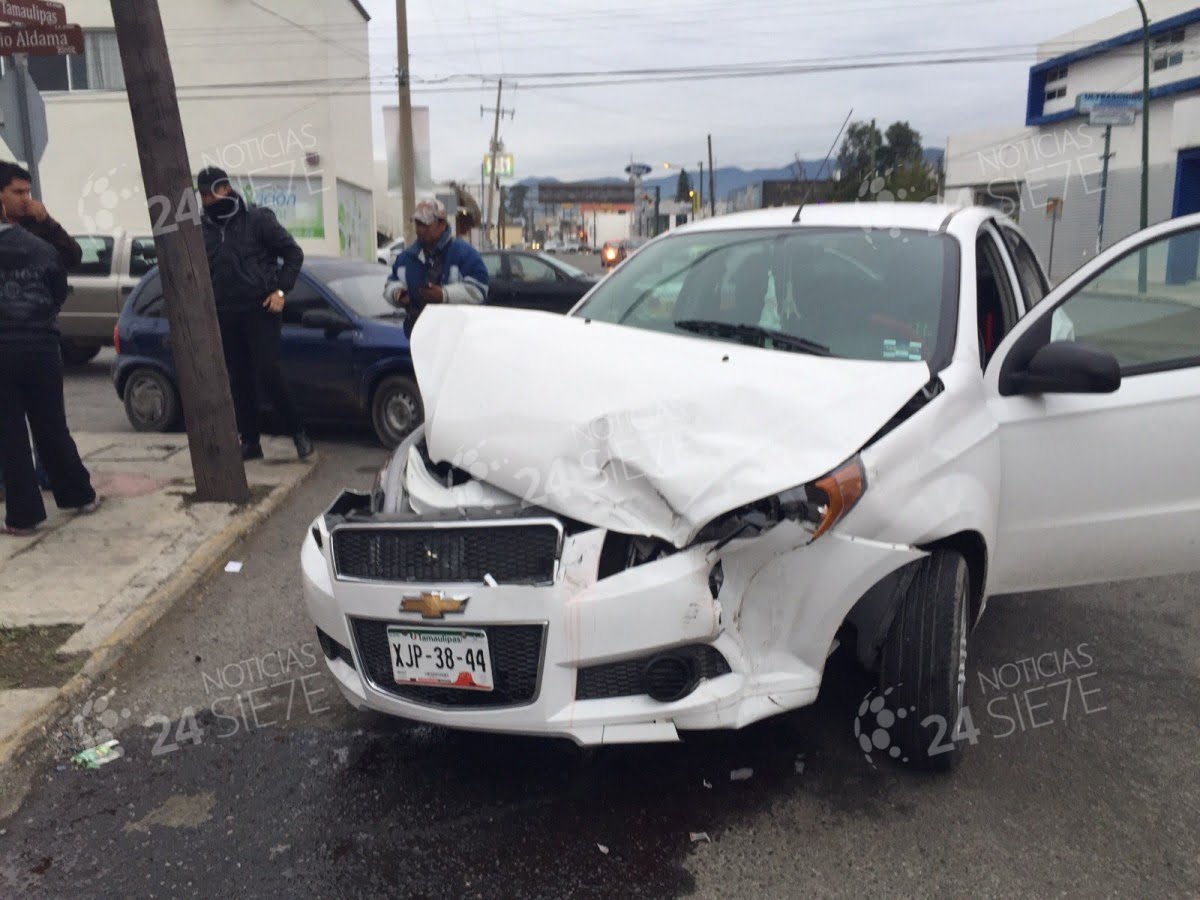 Encontronazo deja 2 lesionados en Victoria