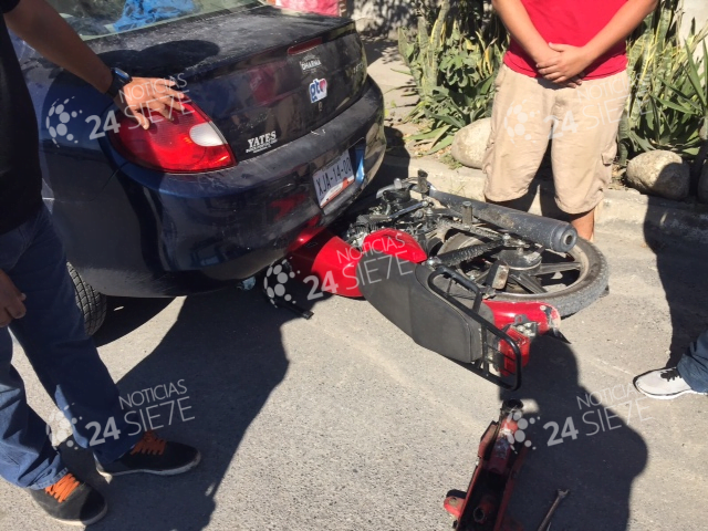 Distraído acaba con su motocicleta bajo un auto