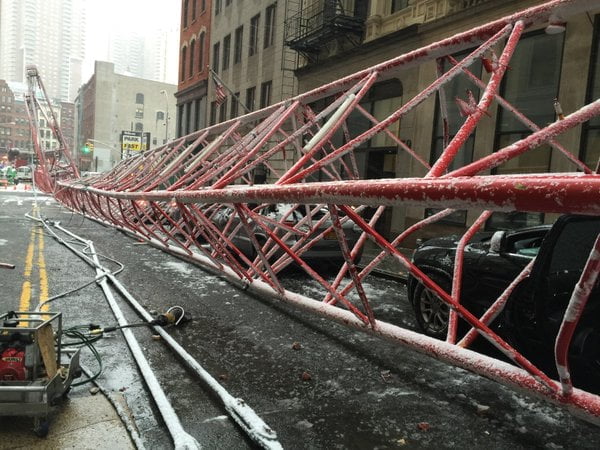 Cae grúa gigante en Nueva York y deja 1 Muerto y 3 heridos