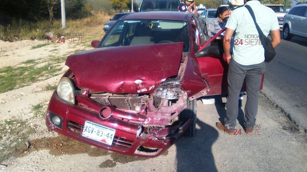Doble choque por distracción al volante