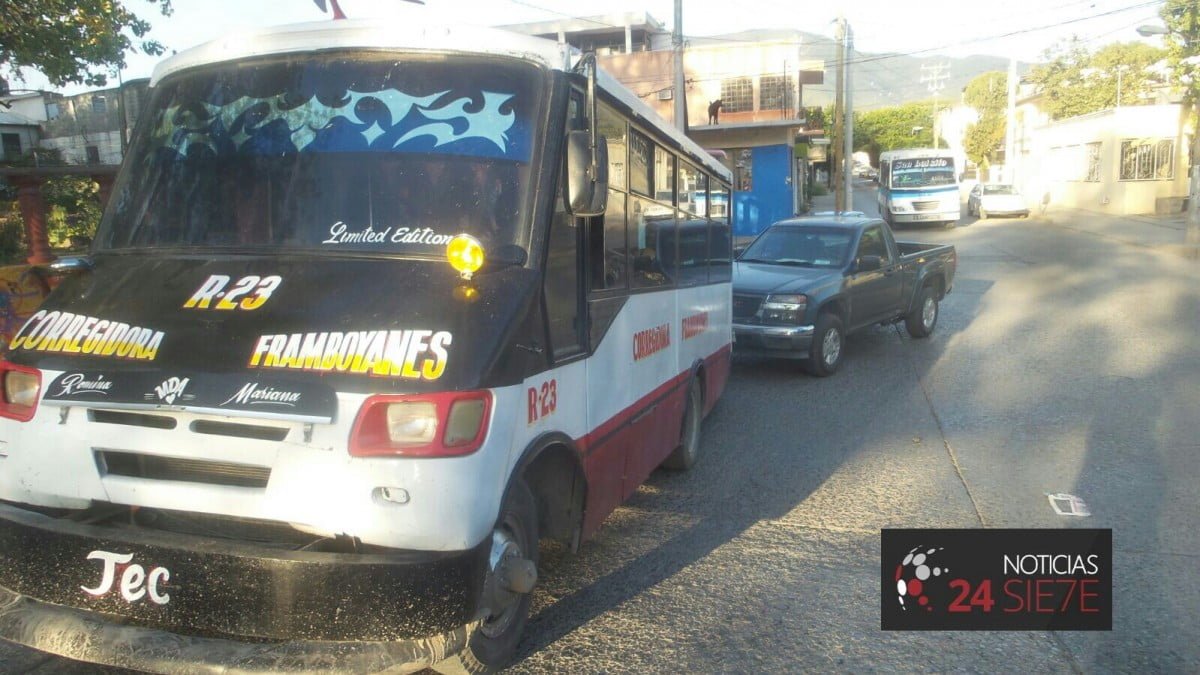 Microbús no alcanza a subir y choca con camioneta