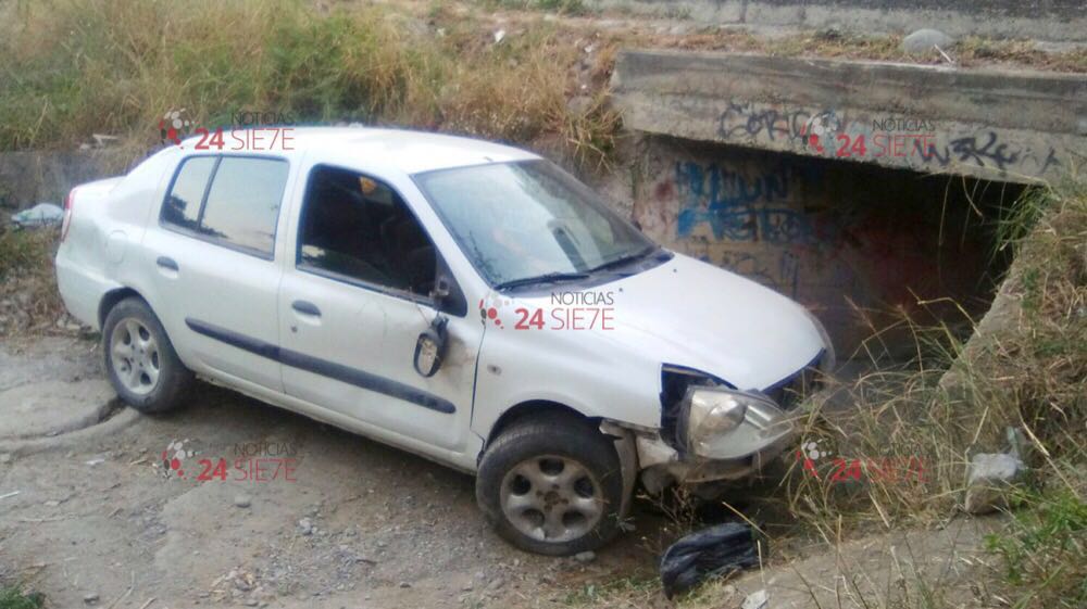 Conductor pierde el control y cae a dren pluvial
