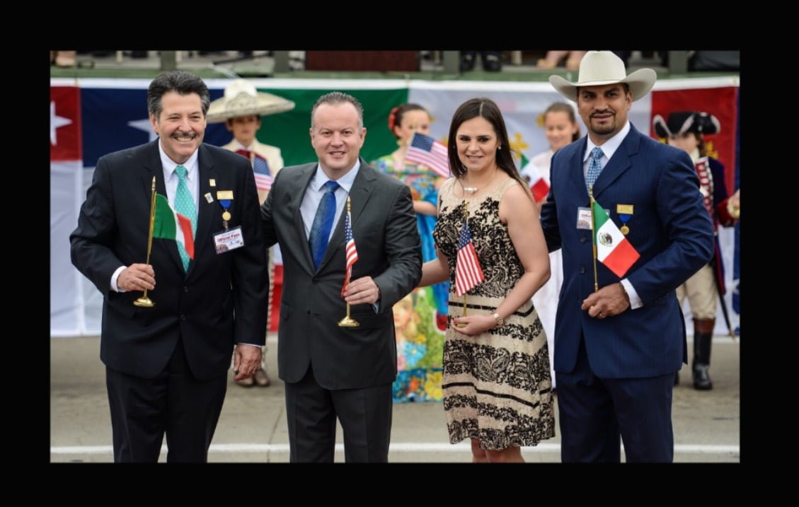 Refuerzan hermandad Laredos, con tradicional abrazo