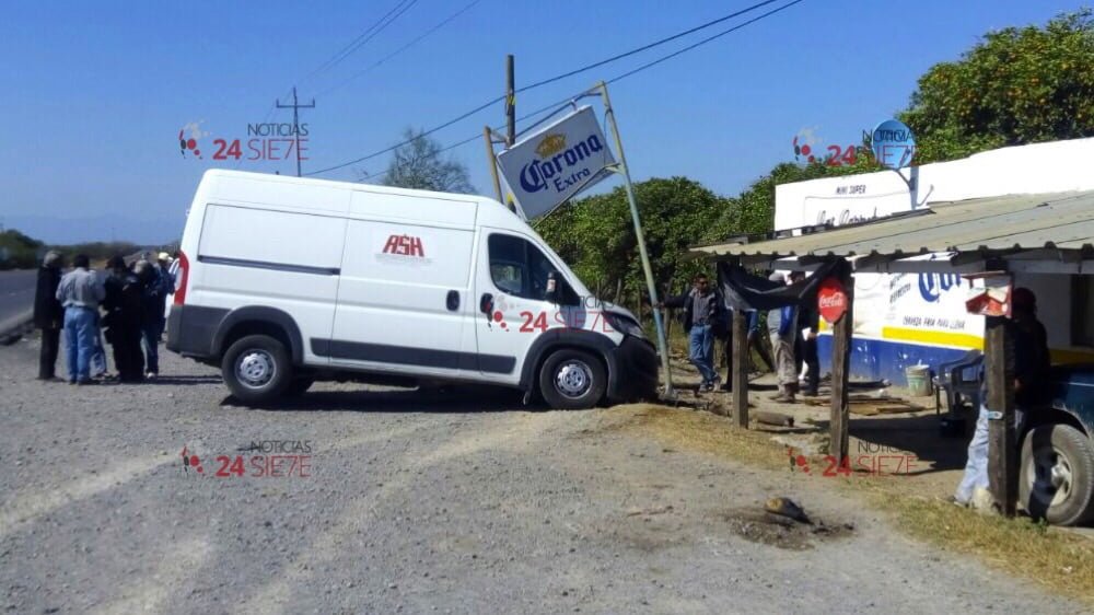 Choca y arrolla a mujer por recoger celular