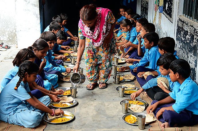 Hospitalizan a más de 100 niños en la India por posible envenenamiento