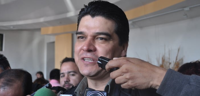 Maestros exigen renuncia de Rafael Méndez