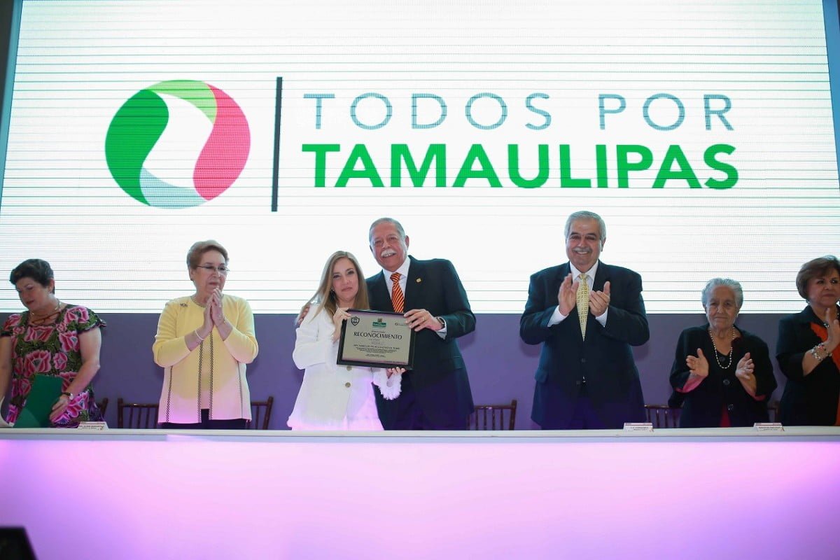 Distinguen a María del Pilar como mujer victorense 2015