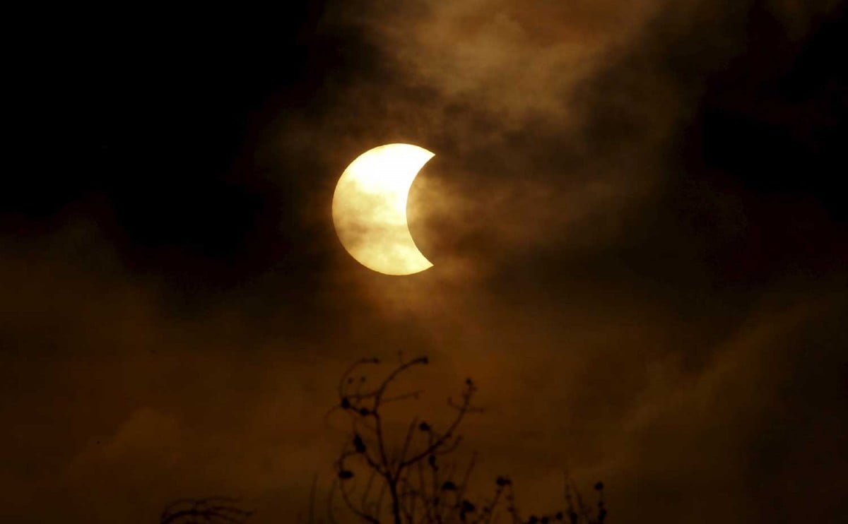 Eclipse ‘engalana’ el cielo de Indonesia