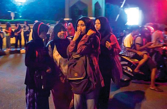 Pánico en Indonesia por terremoto de 7.8 grados