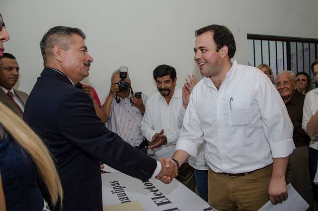 Carlos Morris se registra a la diputación del Distrito XIV