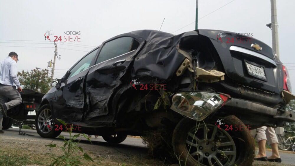 Camioneta brinca camellón y choca contra vehículo