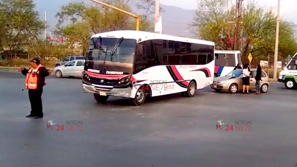 Por distraídos, chocan en crucero de la Calzada