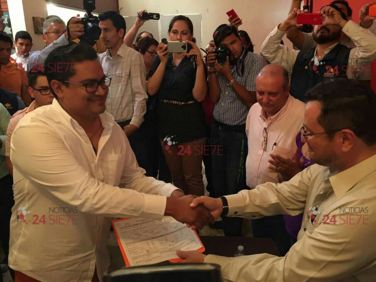 Se registra Orlando Guillén por el XV Distrito en Victoria