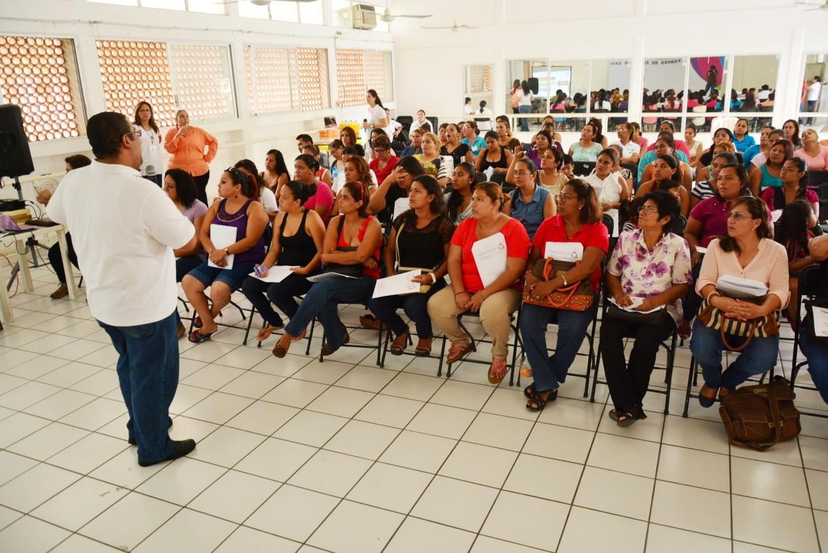 Llaman padres de familia a dar buen uso de redes sociales