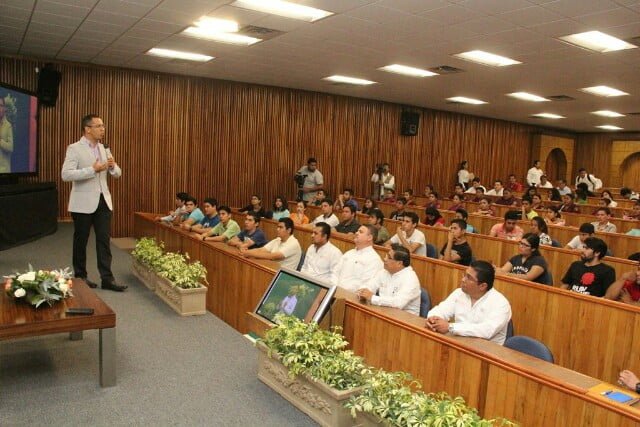 Imparten conferencia de liderazgo y negociación