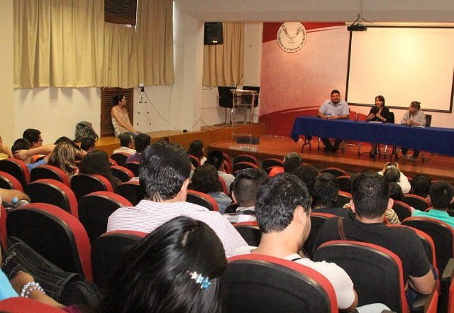 Ofrece Patricia Osante conferencia a estudiantes de Historia en la UAT