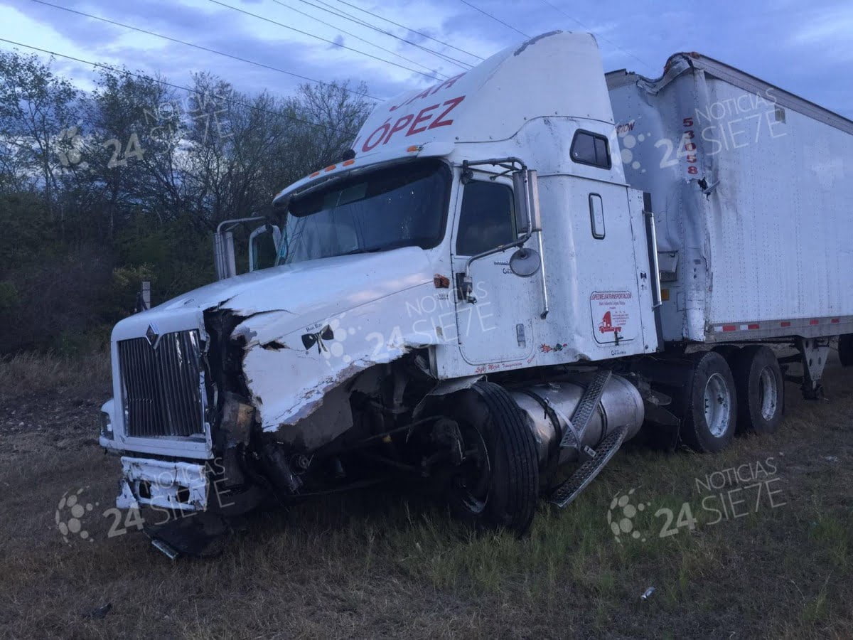 Granizo origina que  tráiler pierda el control en carretera a Zaragoza