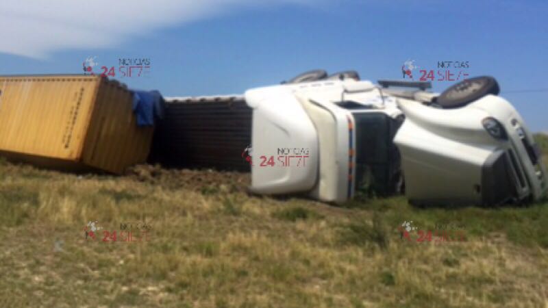 En tres horas vuelcan tráileres en carreteras que convergen la capital del Estado