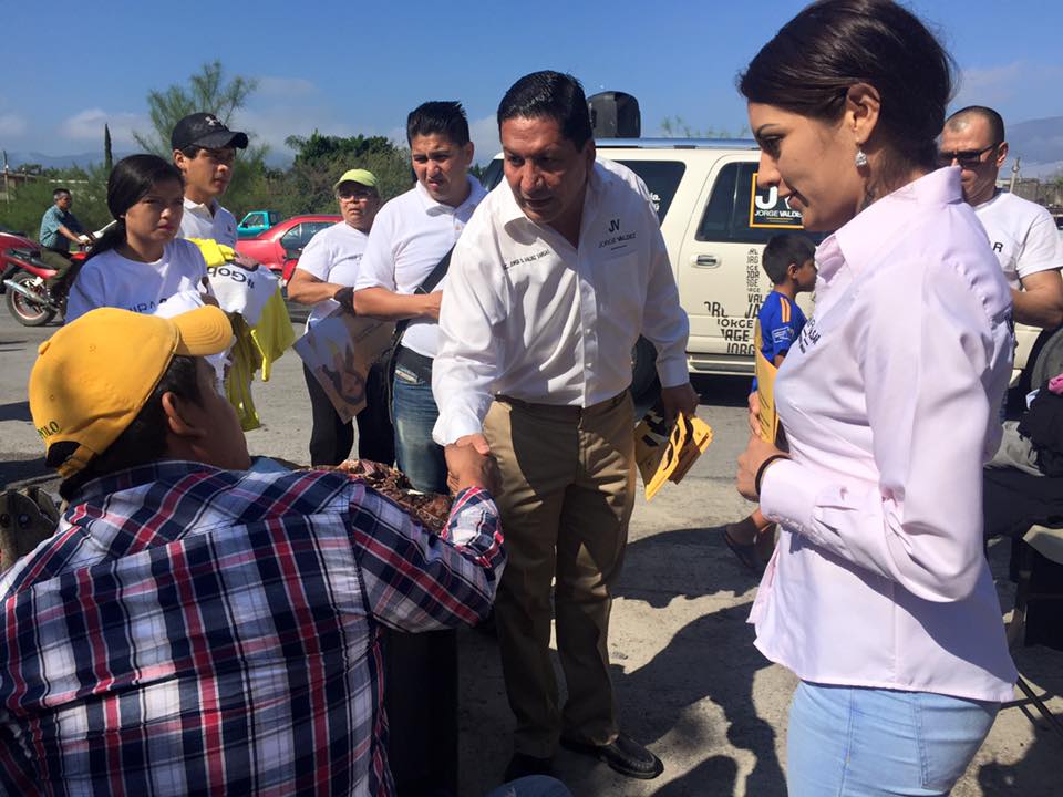 Dialóga Jorge Valdez con comerciantes en Victoria