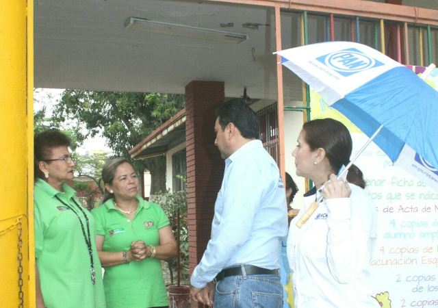 Germán Pacheco visita escuelas de Tampico