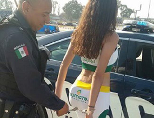 Por ‘esposar’ a bella edecán, investigan a policía municipal