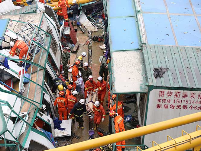 Se derrumba una grúa en China; mueren al menos 18