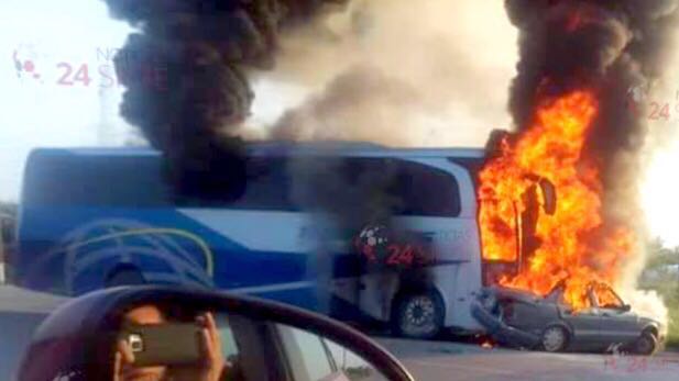 Autobús de Transpais arde en llamas, tras accidente