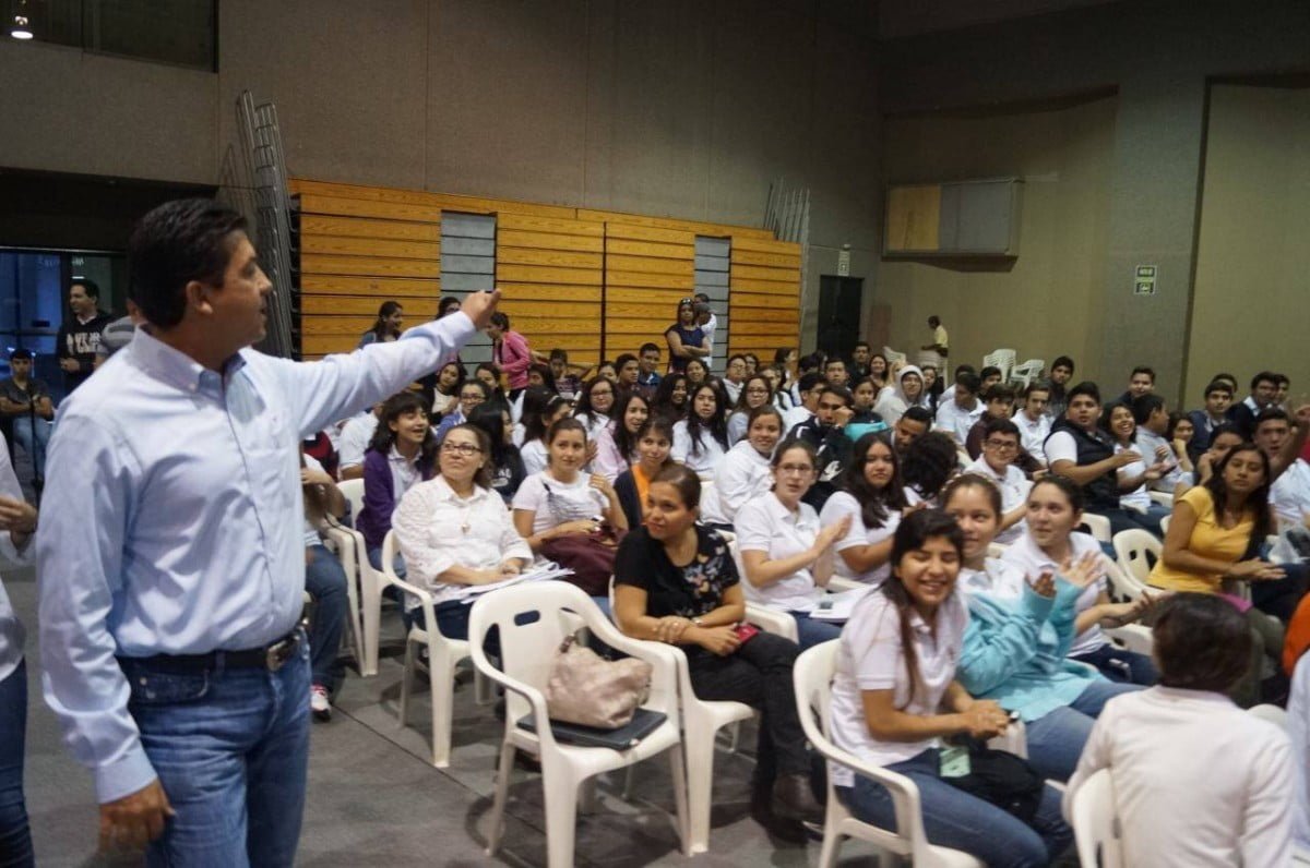 Se reúne Cabeza de Vaca con universitarios
