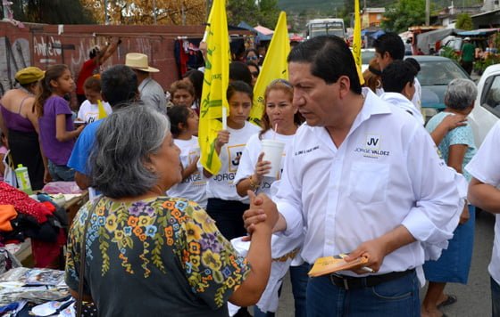 Comparte Jorge Valdez  sus propuestas con comerciantes informales
