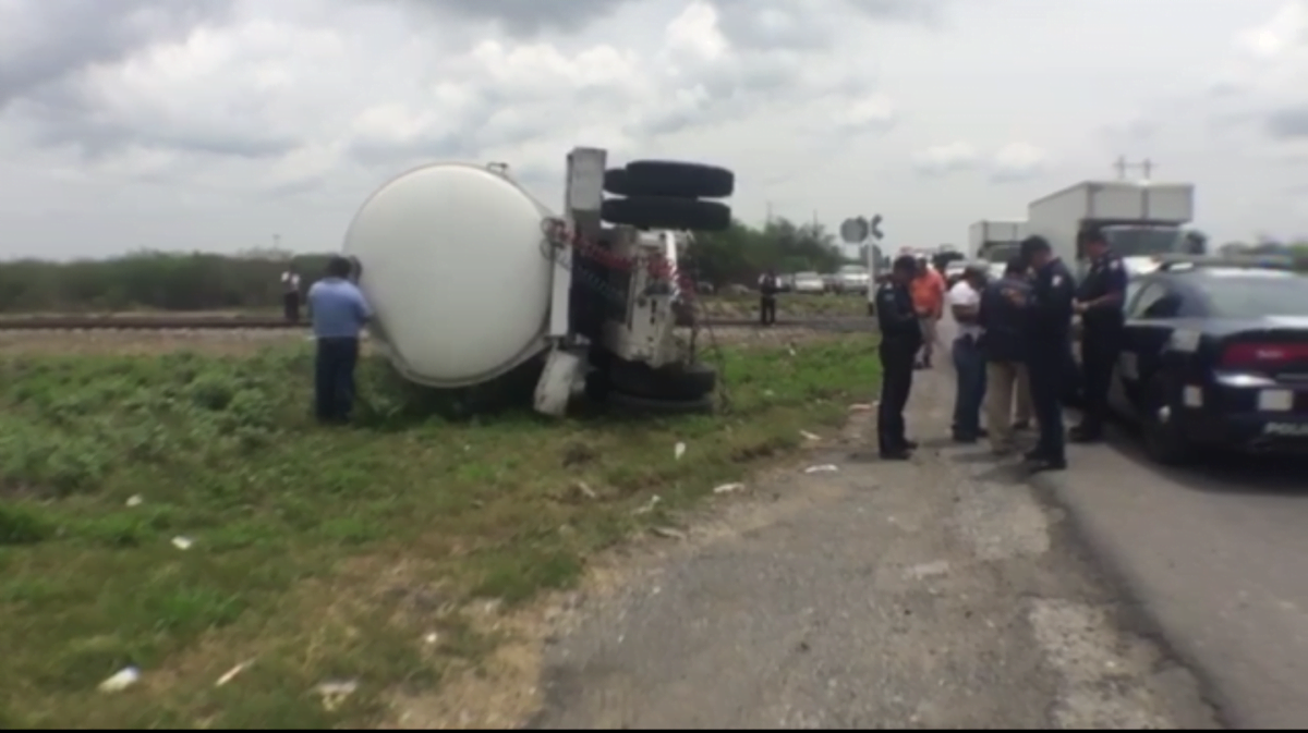 Pipa vuelca tras ser impactada por tren a las afueras de Victoria (Video)