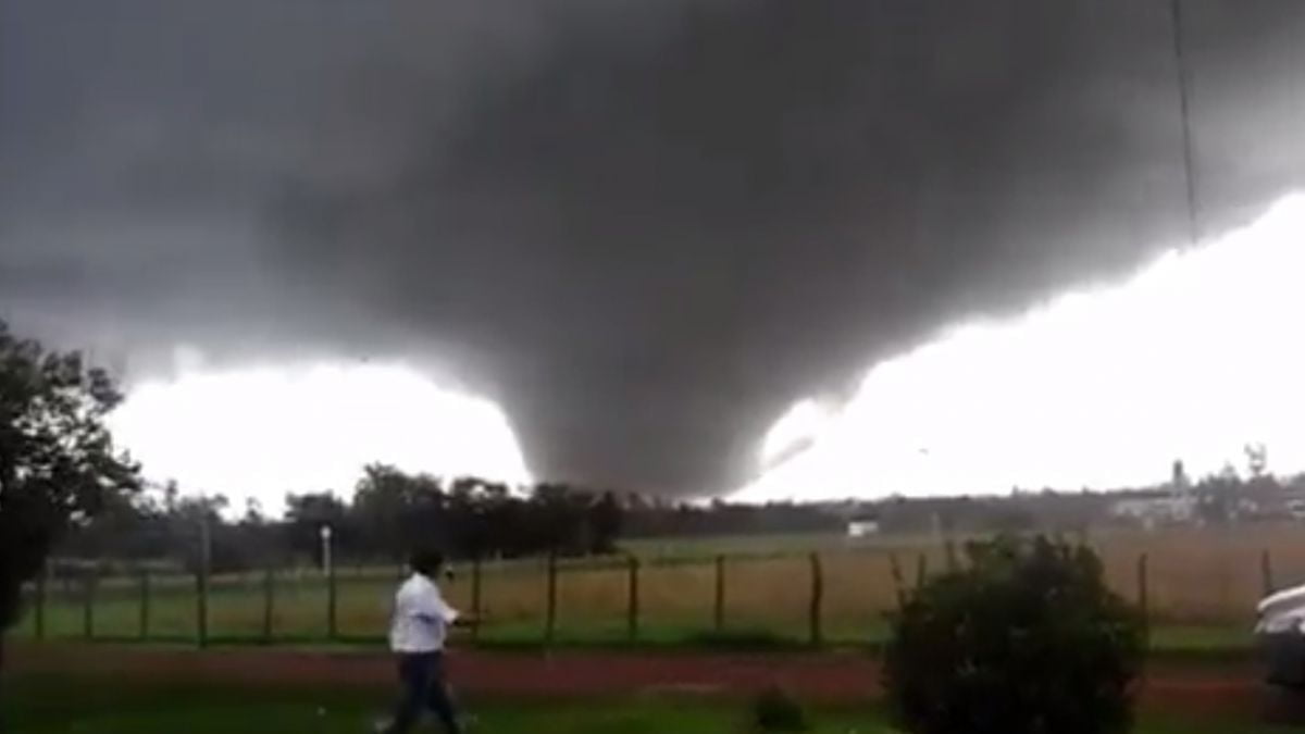 Tornado en Uruguay deja al menos 2 muertos (VIDEO)
