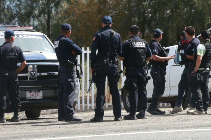 Policías son atacados con bomba molotov