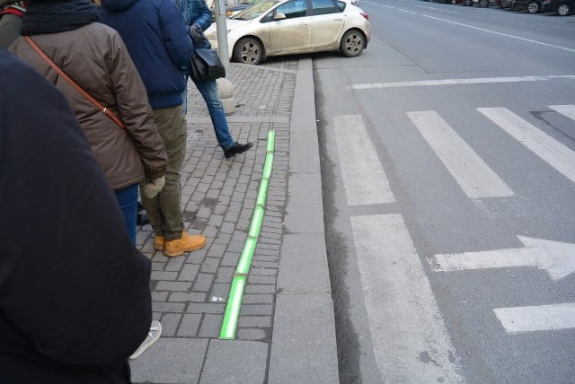 Prueban en Alemania semáforos en el suelo para los adictos al celular