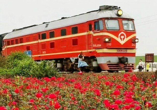 Mujer muere arrollada por tren cuando se tomaba una selfie