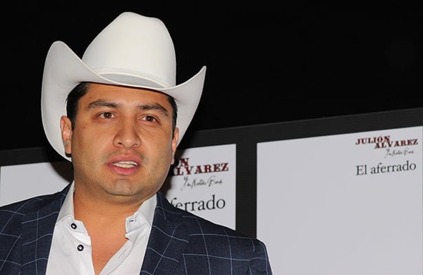 Se defiende Julión Álvarez tras comentarios sobre la mujer
