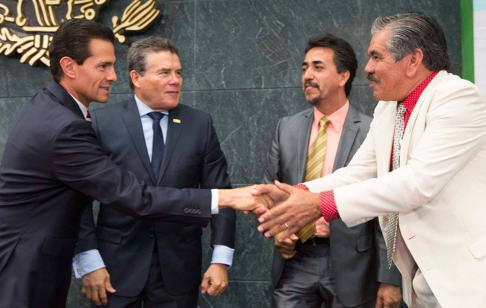 Peña Nieto felicita a profesores en su día