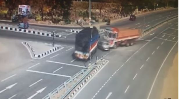 Auto es aplastado por dos camiones en la India (VIDEO)
