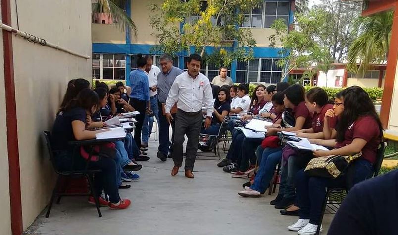 Fallan los aires y alumnos del CBTis 164 toman las clases en el exterior