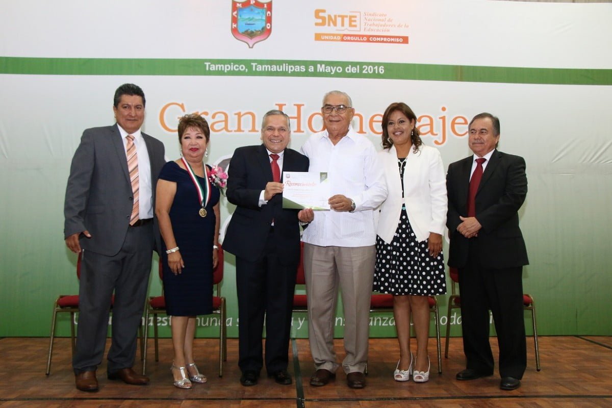 Entregan reconocimiento a maestros de Tampico