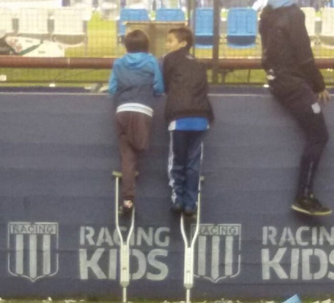 Niño con pierna amputada comparte sus muletas para ver partido de fútbol (VIDEO)
