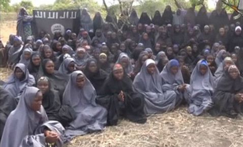 Encuentran con vida a una de las más de las 200 niñas secuestradas por Boko Haram