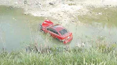 Cae con automóvil en el canal Rodhe y se da a la fuga