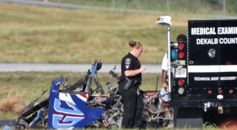 Piloto muere al caer avión durante espectáculo aéreo (VIDEO)