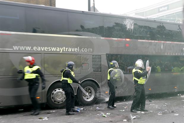 Atacan autobús de los jugadores del Manchester United (VIDEO)