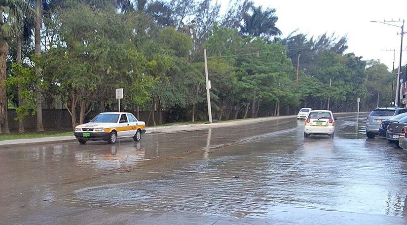 Drenaje saturado en calles de Tampico, tras inundaciones